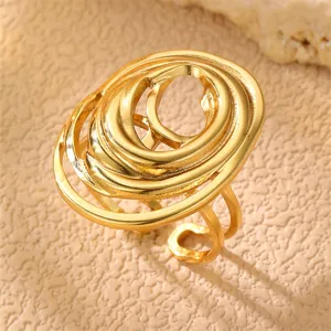Nahaufnahme des abstrakten Wirbel-Goldrings mit feiner Textur und tollem metallischem Glanz.