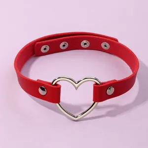 Gedetailleerd uitzicht van de rode PU lederen hart choker halsketting met handige drukknopen.