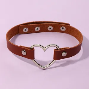 Close-up detail van de punk harajuku stijl bruine PU lederen choker met zilveren hartring.