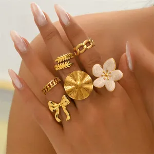Modischer goldfarbener Ring-Set mit Blumen und stilvollen Kettenmotiven für Damenschmuck.