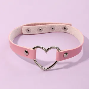 Roze PU leer choker halsketting detail, metalen hart ring en verstelbare drukknoppen.