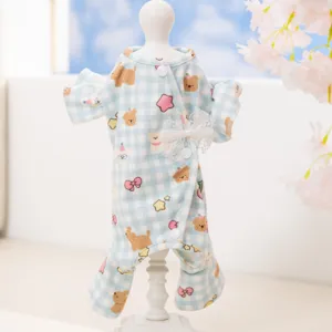 Close-up details van de schattige blauwe ruitjes huisdieren jumpsuit met kleine mouwtjes.