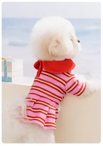 Süßes gestreiftes Hundekleid Detail, sommerliche dünne Polokragen Haustierbekleidung.