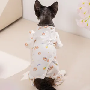 Ademende huisdier jumpsuit met schattige berenprint voor kleine honden katten lente detail zicht