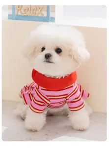 Süßes gestreiftes Haustierkleid Detail mit rotem Polo-Kragen für kleine Hunde im Sommer.