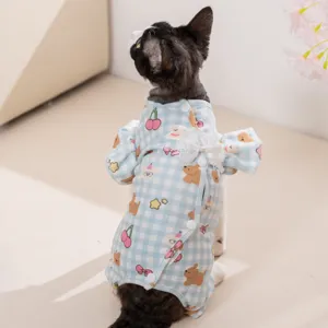 Schattige blauwe ruitjes huisdier onesie met beren- en kersenprint, zachte kleding voor kat en hond.