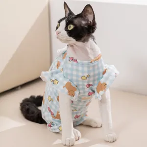 Schattige blauwe ruitjes kattenkleding met berenprint en mooie volantmouwen voor huisdieren.