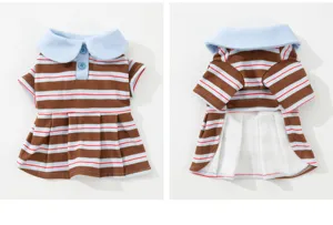 Nahaufnahme des Haustierkleides, gestreiftes Design mit blauem Polokragen und Faltenrock.