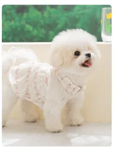 Detailansicht des süßen Blumen-Spitzen-Haustierkleids mit Halfter-Design, atmungsaktiv für Hunde.