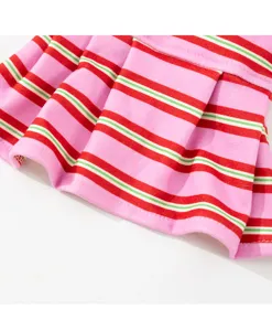 Nahaufnahme des bunten gestreiften Haustierkleid-Stoffs mit feiner Textur und sauberer Naht.
