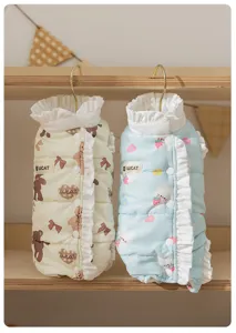 Ropa de invierno linda para gatos, chaqueta acolchada cálida de cuatro patas con bonitos estampados.
