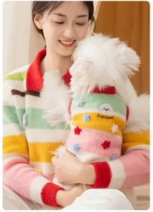 Nahaufnahme von Haustier und Besitzer mit farbenfrohem Strickpullover und niedlicher Stickerei.