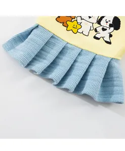 Detailaufnahme des Haustierkleides mit niedlichem Welpendruck und blauem Waffel-Plissee, atmungsaktiv.