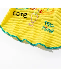 Gelbes Haustierkleidung Detail, Rippstrick, niedlicher Sticktext und grüne Salatrandkante.
