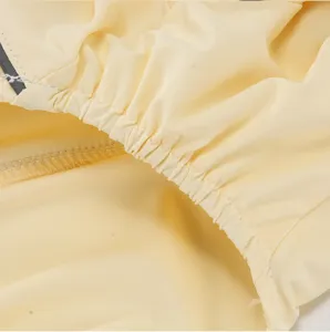 Hellgelbes Haustierbekleidungsdetail, atmungsaktiver dünner Stoff mit elastischem Design.