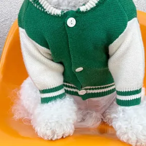 Detailansicht der grün-weißen Strick-Haustierjacke, stilvoller Baseballpullover für Hunde Katzen.