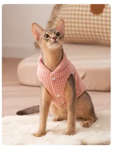 Accogliente gilet invernale in velluto a coste rosa, abbigliamento caldo per gatti e cani.