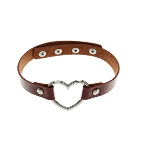 Detailopname van bruine PU lederen hart choker halsketting met metalen hartring en knopen.