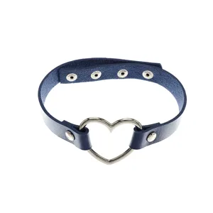Detailopname van donkerblauwe PU lederen hart choker, metalen ring, verstelbare drukknop.