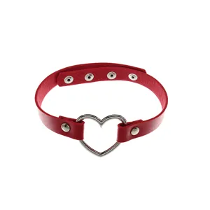 Detailopname van een rode PU leer hart choker ketting met metalen ring en drukknoops.