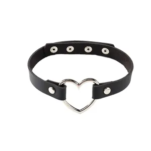 Detailfoto van zwarte PU-lederen hartjes choker met zilveren metalen ring en drukknopen.