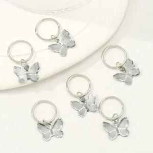 Silberne Schmetterling Zopftringe Haarschmuck Detail, ideal für modernes Styling und tolle DIY Looks.