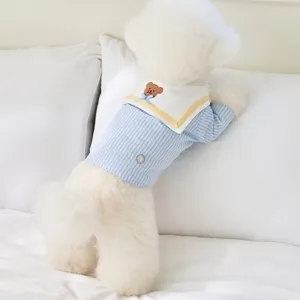 Niedliches gestreiftes Haustiershirt für Hunde und Katzen mit Matrosenkragen und Bärenstickerei.
