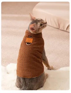 Primo piano dettagliato del gilet per animali in morbido corduroy marrone con etichetta orsetto.