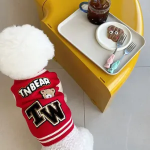 Nahaufnahme des roten Strick-Baseball-Pullovers für Haustiere mit süßem Bären-Aufnäher.