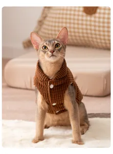 Gilet per gatti in velluto a coste marrone, abbigliamento invernale caldo per animali con bottoni.