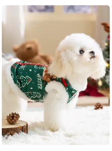 Gemütlicher Weihnachts-Haustier-Baumwollmantel Detailansicht, dicke Winterkleidung für kleine Hunde.