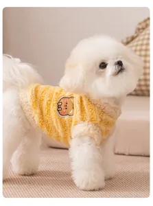 Nahaufnahme von süßem Haustier Winter Fleece Pullover, gelb gestreift mit Bärchenstickerei.