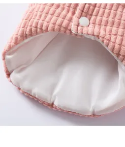 Primo piano della fodera interna del cappotto per animali in velluto a coste rosa caldo.