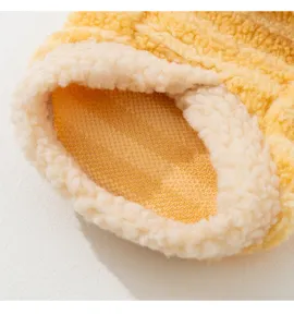 Nahaufnahme des winterwarmen Haustier-Fleece-Kleidungsbündchens mit weichem Plüschfutter.