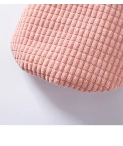 Primo piano dettagliato del morbido tessuto a coste rosa per abiti invernali da compagnia e cappotti.