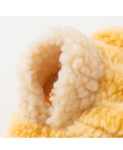 Lammfell Haustierbekleidung Detail mit weichem gelben warmen Stoff und flauschig.