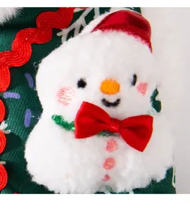 Nahaufnahme niedlicher Plüsch-Schneemann Weihnachts-Haustierkleidung Detail, weiche Winter Hundekleidung.