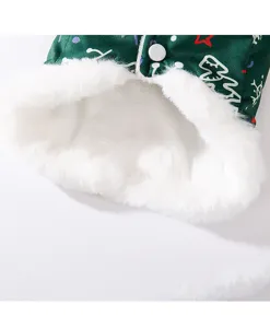 Nahaufnahme der warmen Haustierweste mit weichem Plüschfutter und weihnachtlichem Print.