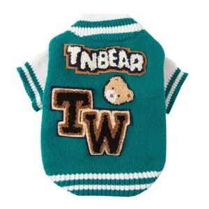 Gemütlicher Strick Hundepullover mit Bären Aufnäher, warme Winter Haustier Baseball Kleidung.