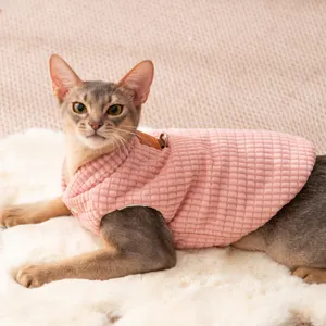 Comodo gilet in velluto a coste rosa per animali, caldo abbigliamento invernale per gatti.