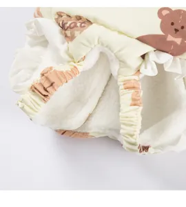 Vista detallada de la faja para mascotas con estampado de osito y correas elásticas de ajuste.