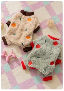 Detalle de ropa de invierno de forro polar para mascotas con bordado y tela suave.
