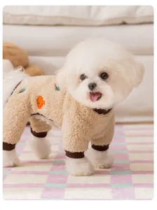 Detalle en primer plano de ropa suave y cálida de forro polar para perros y gatos.