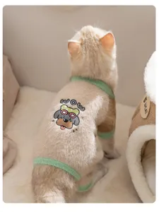 Detalle de mameluco de felpa para mascotas de invierno, ropa de gato cálida con bordado.