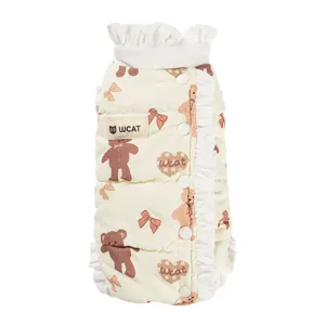 Chaleco cálido de invierno para gatos con estampado de osito, volantes y botones para mascotas.