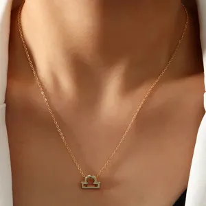 Elegante goldene Waage Sternzeichen Anhänger Halskette, feines Astrologie Schmuck Detail.