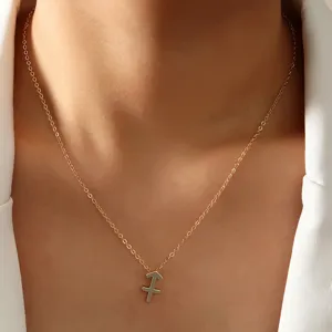 Detailansicht der Schütze Sternzeichen Anhänger Halskette, zarter Goldschmuck nah dran.