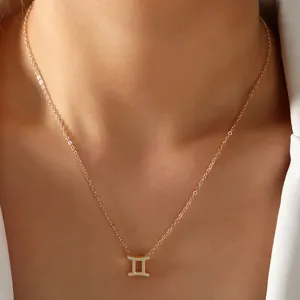 Goldene Sternzeichen Halskette Detail, Gemini Anhänger Nahaufnahme, feine Kette chic.