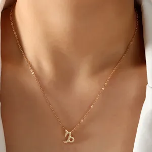 Detaillierte Nahaufnahme einer zarten goldenen Sternzeichen-Halskette am Hals getragen.