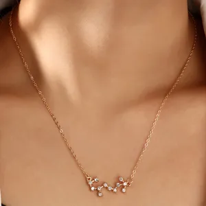 Zarte goldfarbene Strass Sternzeichen Konstellation Anhänger Halskette für Damen.